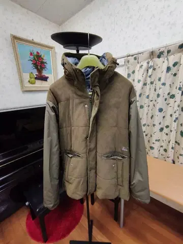 올리브 그린 다운 자켓