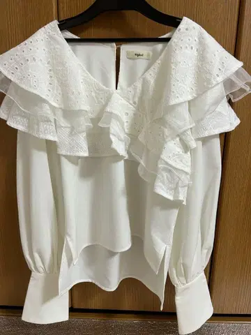 mideal 프릴 장식 화이트 블라우스 F