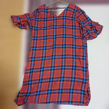 오렌지와 파랑의 깅엄 체크 패턴 반팔 원피스