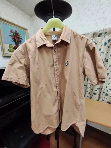 베이지 반팔 워크 셔츠 자수 로고 포함