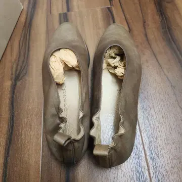 요건 레일 브라운 가죽 플랫슈즈