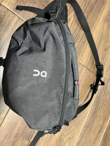 On 블랙 바디백 9L