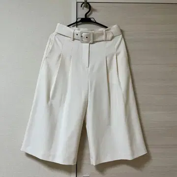 새상품 미사용 To b agnes b 화이트 플리츠 하프 팬츠 벨트 포함