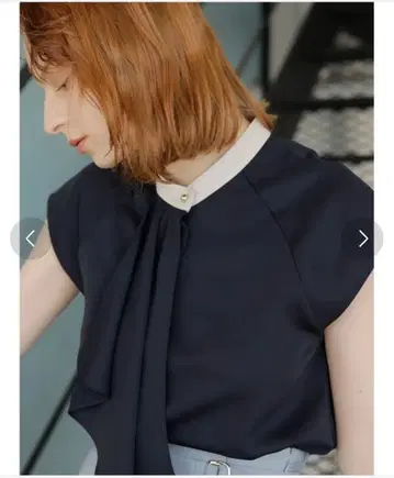 TONAL 프릴 보타이 블라우스 네이비 반팔 블라우스