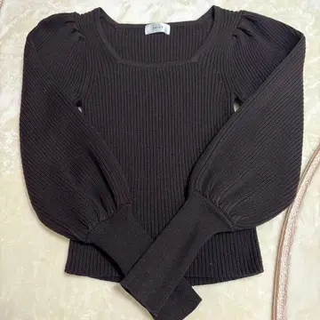 DEICY 리브 퍼프 슬리브 니트