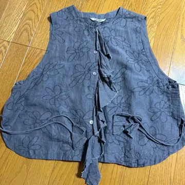 츠무구 린넨 꽃 자수 프릴 브라운 베스트