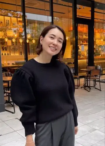 OHGA 퍼프 슬리브 블랙 니트 긴팔