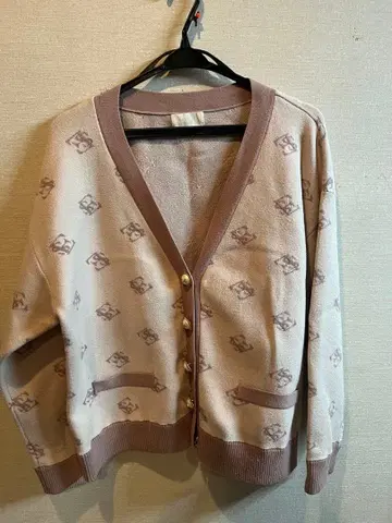 로고 패턴 베이지 가디건 긴팔