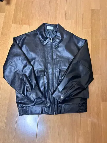 블랙 가죽 자켓 지퍼 포함