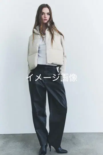 ZARA 후드 부착 크림색 다운 자켓 M 사이즈