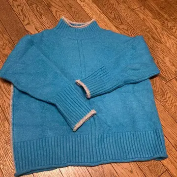 선명한 에메랄드 그린 니트