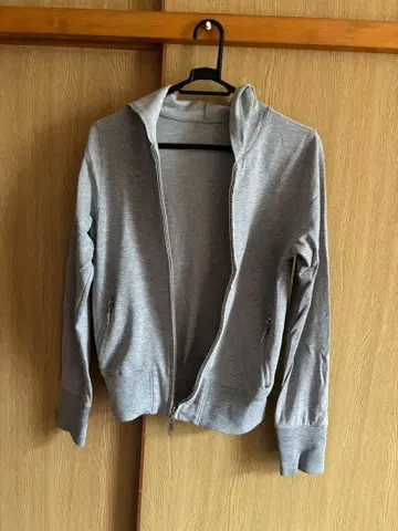 세실 맥비 그레이 후드티