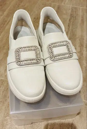 비쥬 장식 화이트 슬립온 스파뜨 신발 24.5