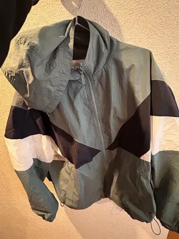 나일론 자켓 컬러 블록 디자인