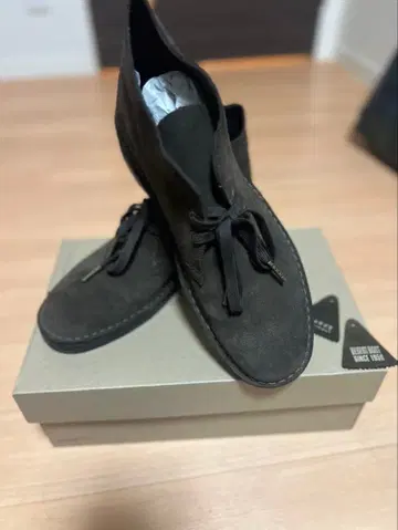 다크 브라운 스웨이드 처카 부츠