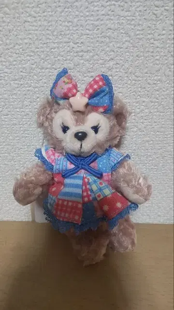 체크 무늬 드레스의 셰리 메이 키링