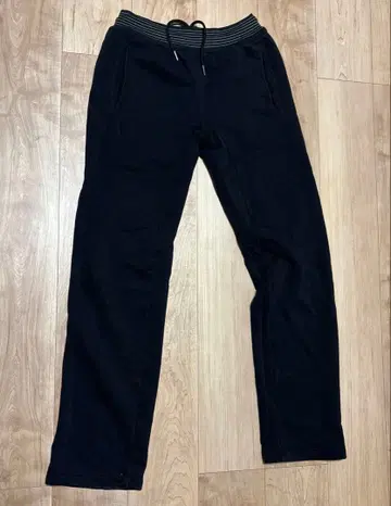 EA7 블랙 스웨트 팬츠