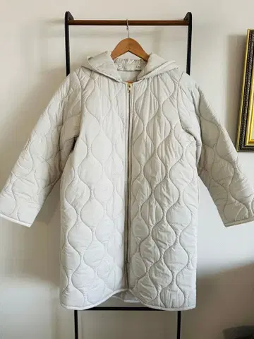 화이트 퀼팅 자켓 후드 부착
