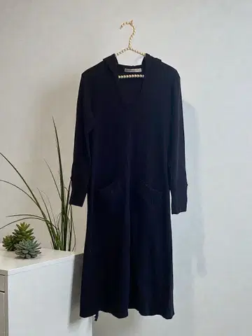 후드 부착 네이비 니트 원피스