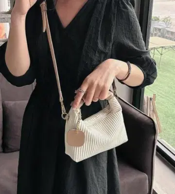 트렌드 리브 화이트 숄더백