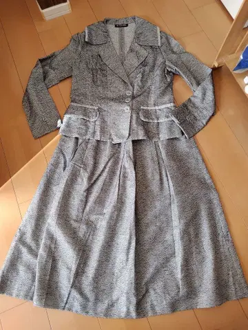 얇은 소재의 그레이 수트 히로코코시노