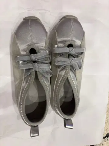 lawgy 디퍼런트 마테리얼 더블 리본 스니커즈