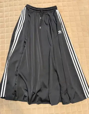 adidas 블랙 플레어 스커트