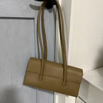 베이지 핸드백 심플한 디자인