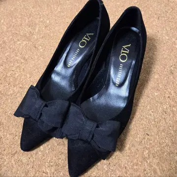 블랙 스웨이드 리본 펌프스