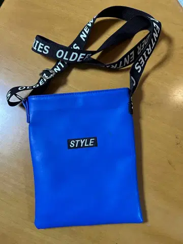 파란색 사코슈 심플한 스타일