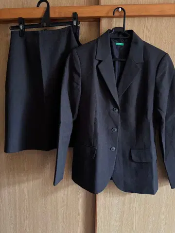 베네통 다크 그레이 스커트 수트 38 40 사이즈