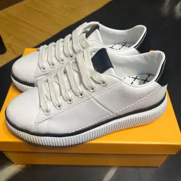 오니츠카타이거 화이트 가죽 스니커즈