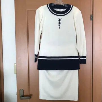 도쿄 스타일 아이보리와 네이비 셋업