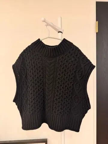 그레이 라벨 리딩 블랙 슬리브리스 니트 베스트