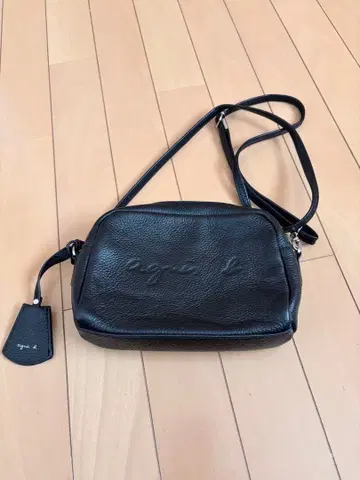 아네스베 숄더백 주름 가죽 블랙 엠보싱 로고 소가죽