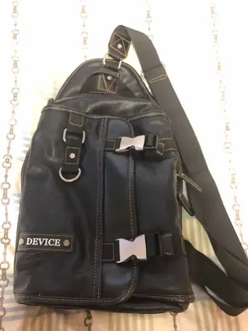 DEVICE 메탈 버클 플랩 바디백 블랙
