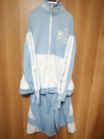 DARRDY 천사계 패션 저지 셋업 스카이블루 & 화이트 긴팔 하프 팬츠