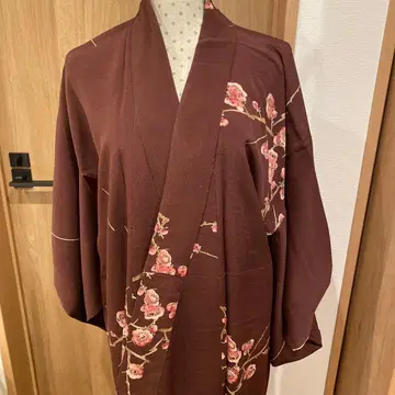 매실 꽃무늬 부착 빨간빛 도는 브라운 앤티크