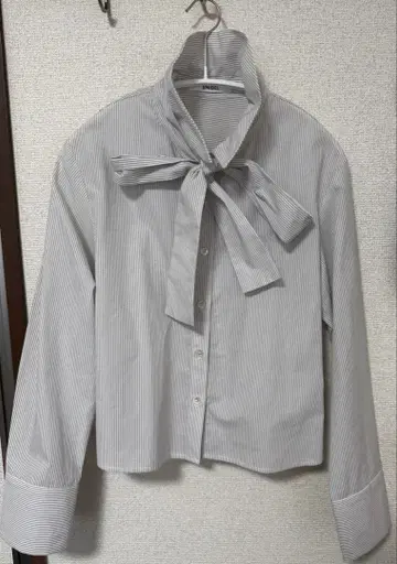 SNIDEL 리본 원포인트 로고 셔츠