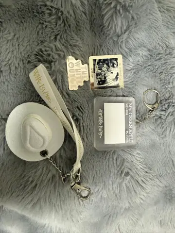 Mrs. GREEN APPLE 화이트 라운지 세트 핀 배지