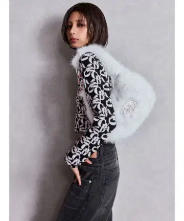 GYDA 퍼 소재 화이트 핸드백