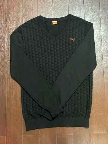 PUMA 블랙 V넥 스웨터