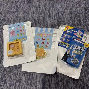 캐릭터 굿즈 스트랩과 배지 세트