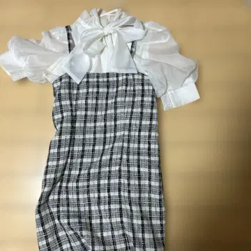 리본 포함 반팔 블라우스와 체크 무늬 미니 원피스