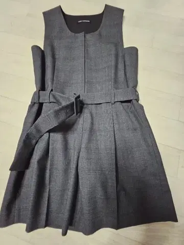 그레이 체크 무늬 슬리브리스 원피스