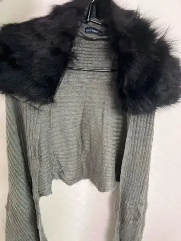 퍼 달린 그레이 크롭 가디건