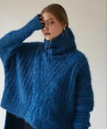 LA BELLE ETUDE 페더 얀 터틀 니트