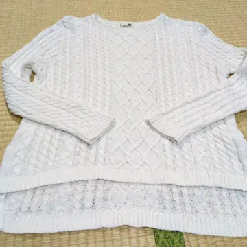 화이트 케이블 니트 긴팔 스웨터