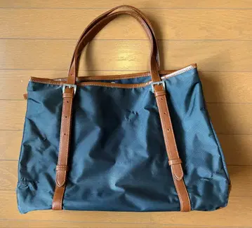 오리히카 세련된 네이비 나일론과 브라운 가죽 토트백