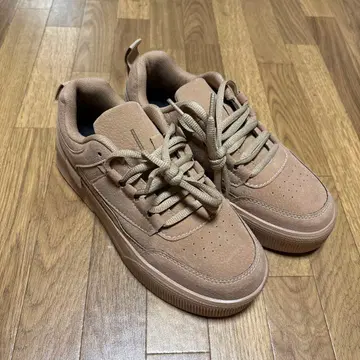 베이지 스웨이드 로우컷 스니커즈